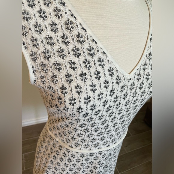 Maggy London Eyelet Lace Dress White and Black Small Flower Print - Picture 3 of 4